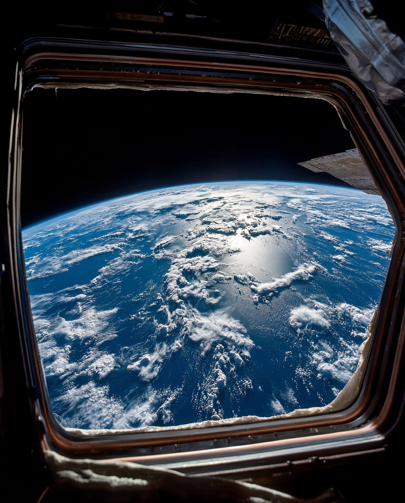 Artemis II拍摄的地球的黑夜与白天 