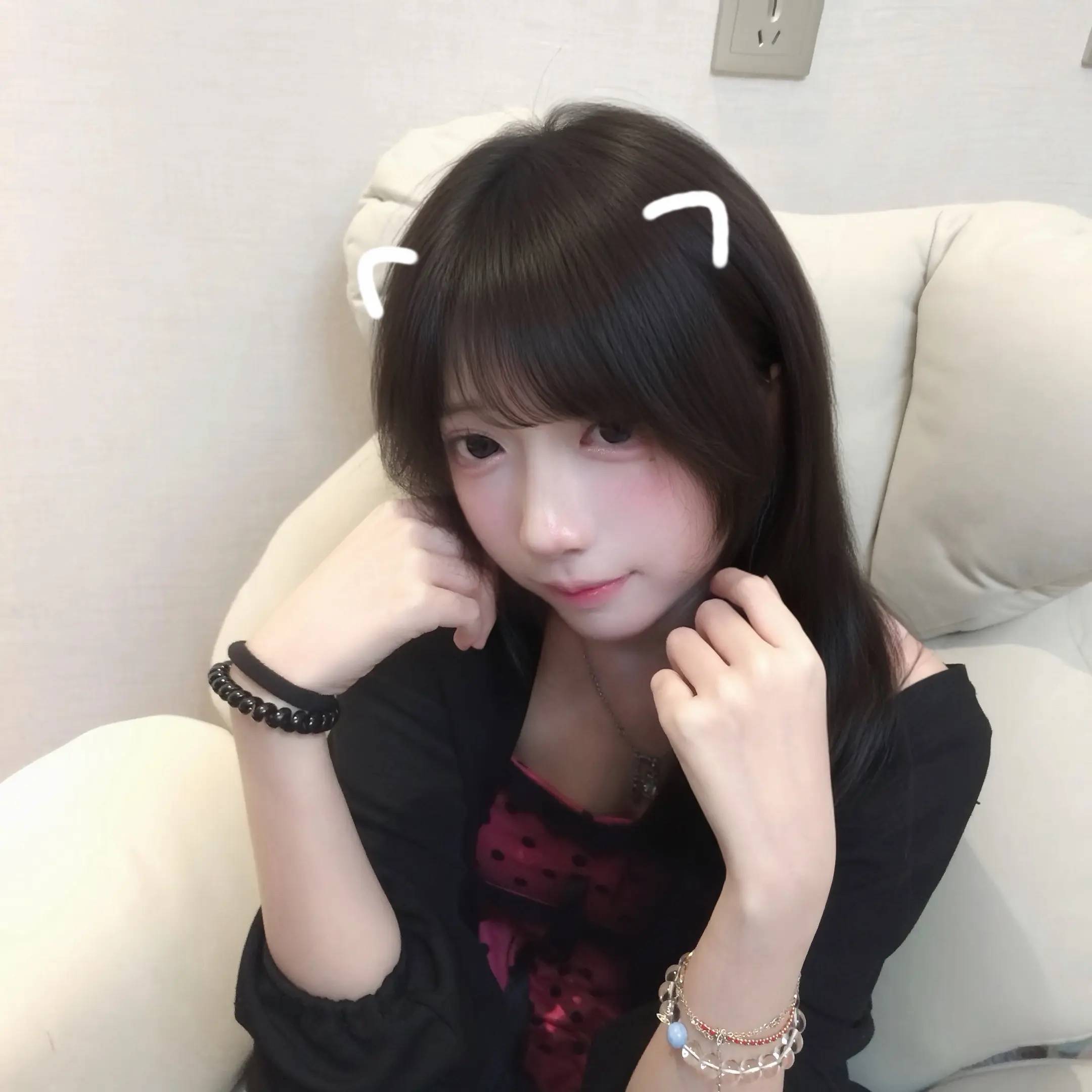 我可不可以帮你化妆 化的途中嘴上软软的是粉扑 你不要睁眼喔^_^