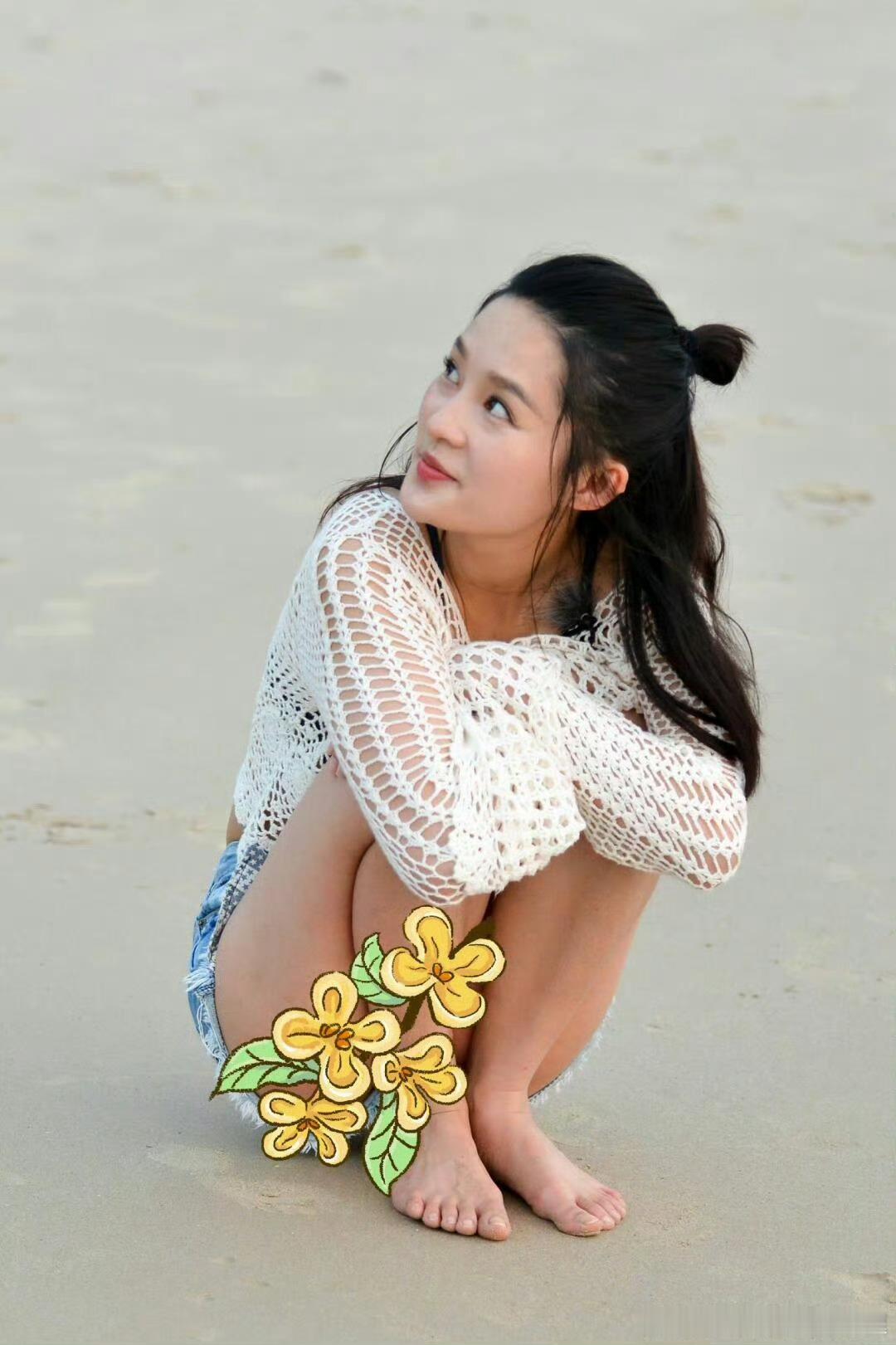 李沁花儿与少年官宣海报李沁沙滩照🏖️ ​​​