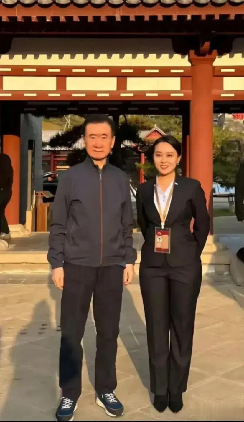 王健林的瘦身引发了网友们的讨论和担忧，呼吁王思聪别玩了，赶紧回去接班吧！