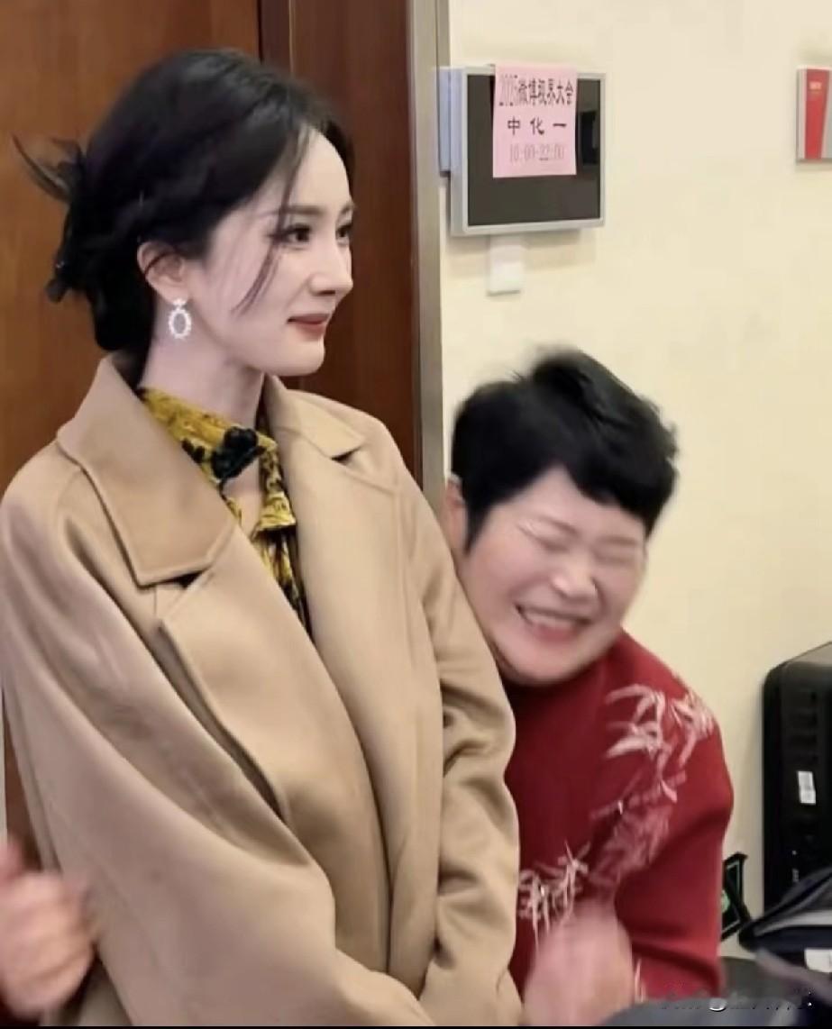 杨幂这下慌得一匹了吧！
旁边这位抱她的大妈也不简单
有被前夫家暴过，如今也算苦尽