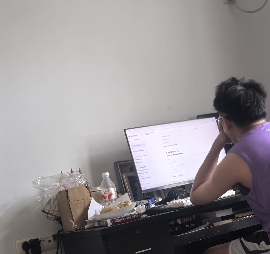 我的娃大学读书生涯结束了。今天在整理他所带回来的行当当中，发现了儿子这一共带回来