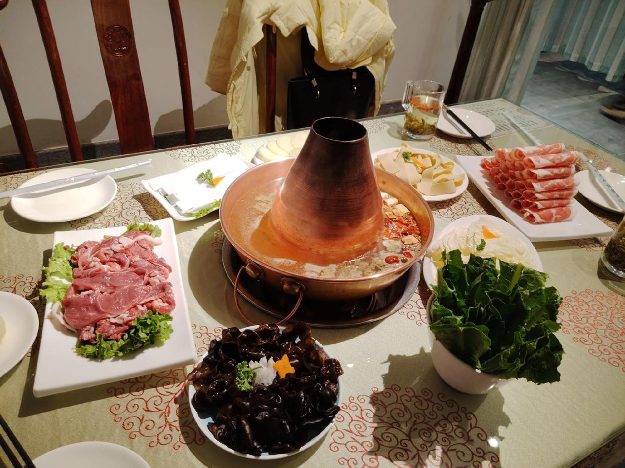 女人当然可以信赖闺蜜。闺蜜，作为女性之间的亲密朋友，通常被视为可以信赖和倾诉的对
