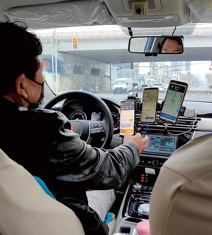 广西南宁，一个病重的男人转院，叫了辆网约车，没想到司机怕他吐在车上，半道把人甩在
