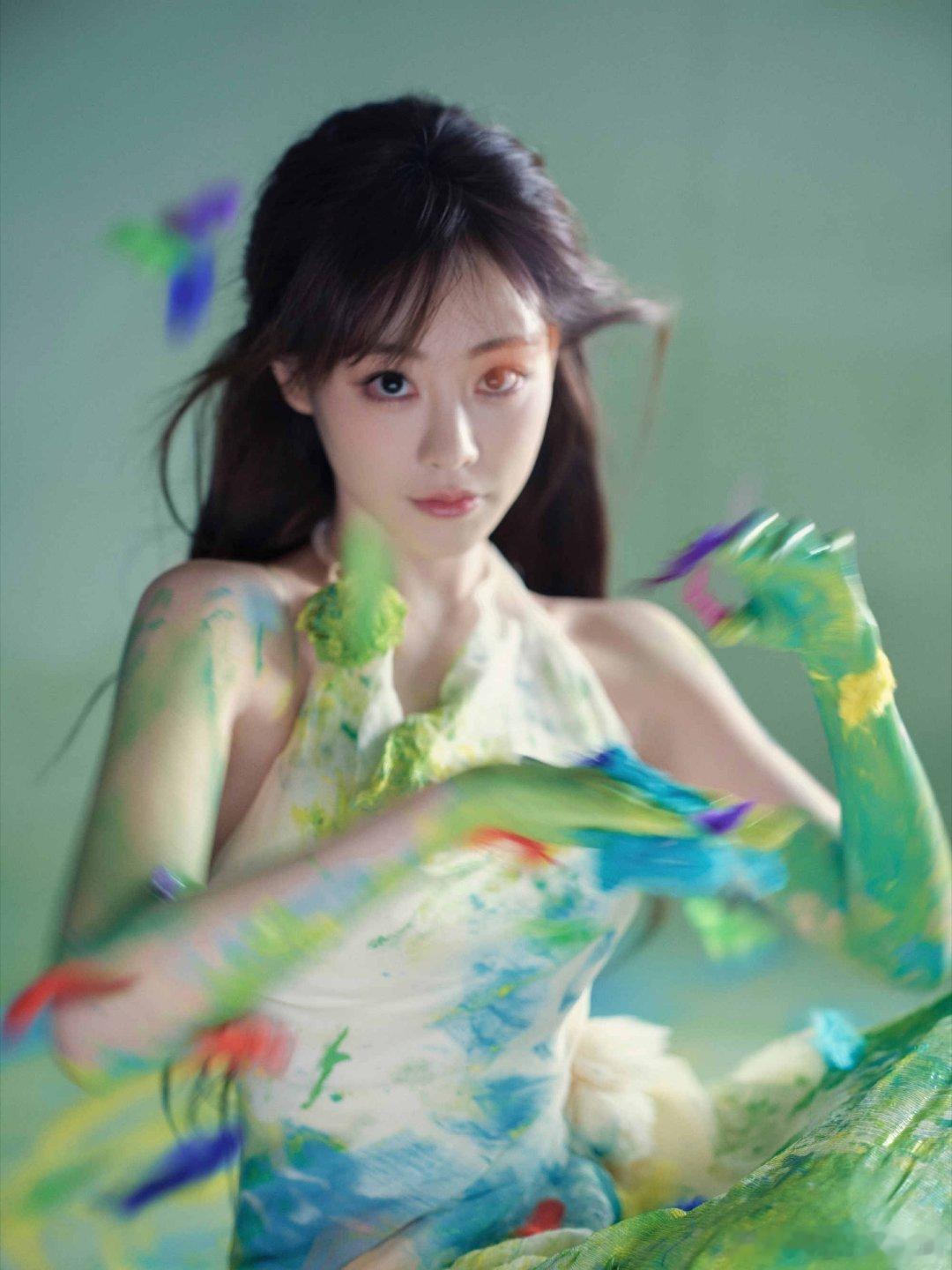 祝绪丹生日蛋糕是一颗蛋创意满满的鸡蛋造型生日蛋糕，巧妙结合自身名字与粉丝名，温柔