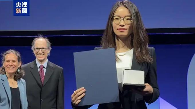 中国籍数学家王虹获得菲尔兹奖后，法国总统马克龙亲自打电话祝贺王虹，因为王虹目前任