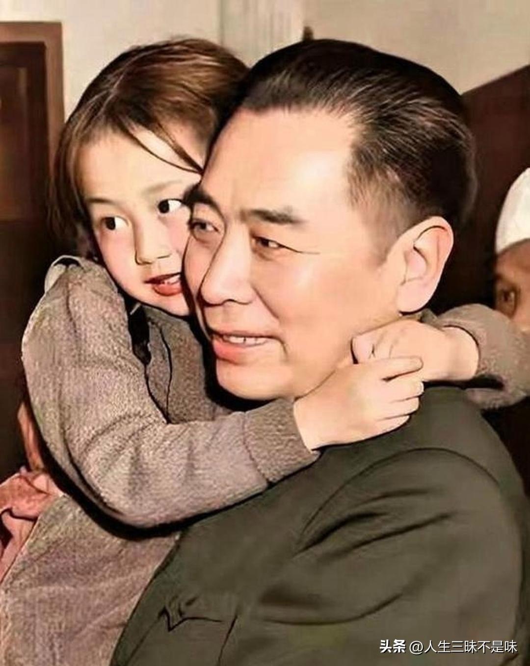 网上总能刷到这张图，说周总理抱着的小女孩，是陈毅元帅的女儿陈珊珊。
 
实话跟大