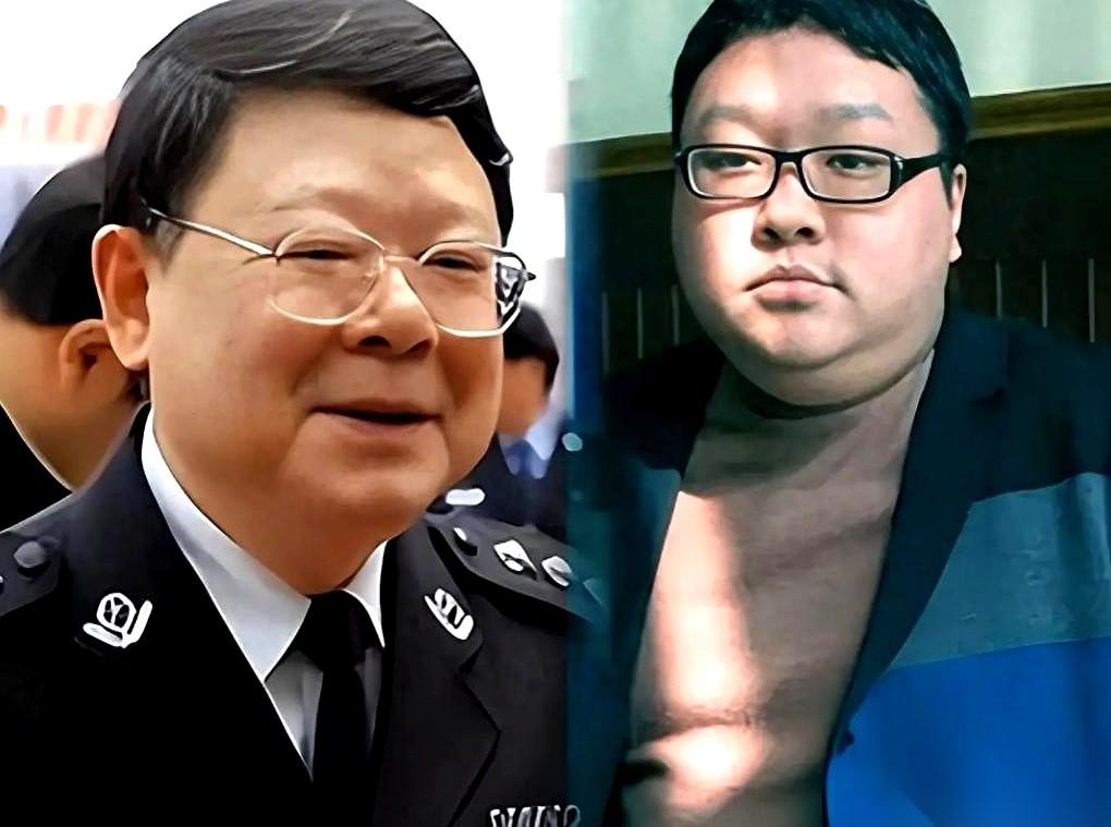 29岁那年，他一个人去领了父亲的骨灰盒，抱回家死活不敢下葬。
怕什么？怕被人连夜