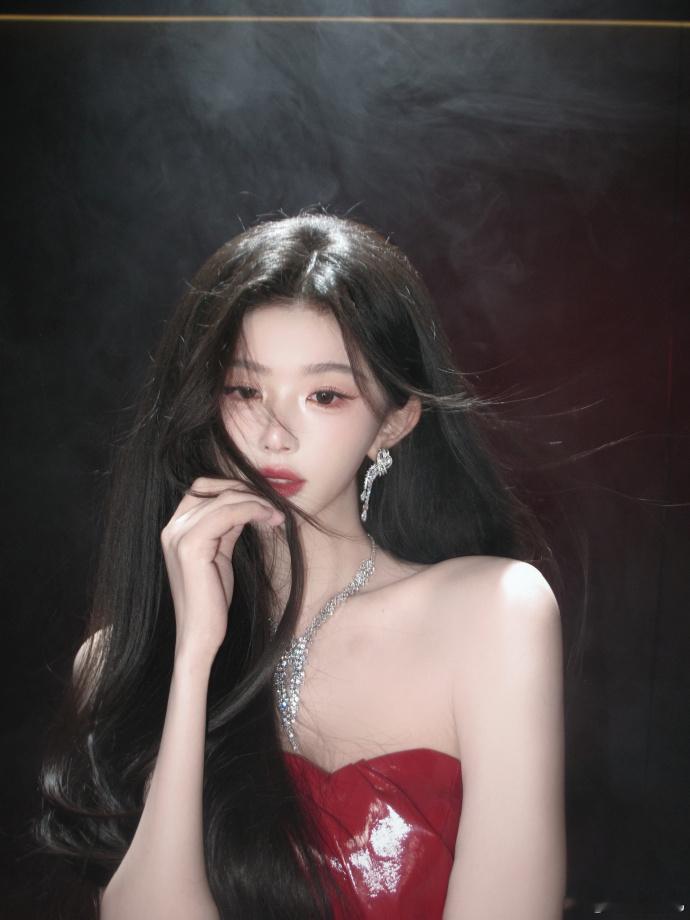 孔雪儿头顶小蛋糕、孔雪儿说要分大家吃小蛋糕 孔雪儿这组造型真的甜到犯规，头顶小蛋