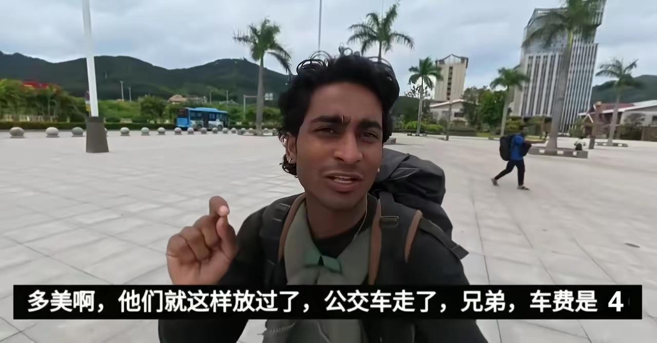 两位从磨丁入境云南磨憨的印度背包客，节俭是真的节俭：坐公交没有付费，想两人共用一
