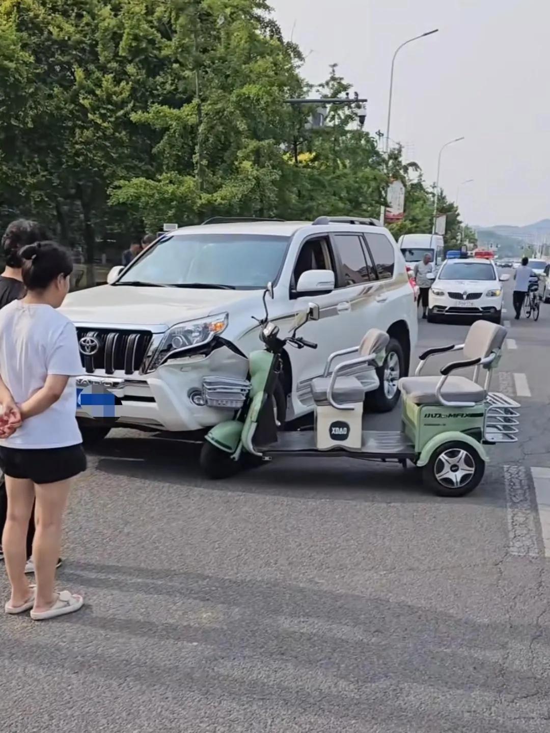 这事故给我看无语了！
这可是霸道啊！几十万的车，这么一个三两千的小三轮顶到前脸，