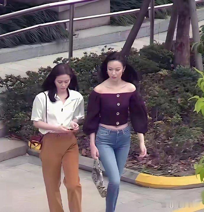 现在才知道倪妮身材的含金量，穿紧身牛仔裤真是绝了 