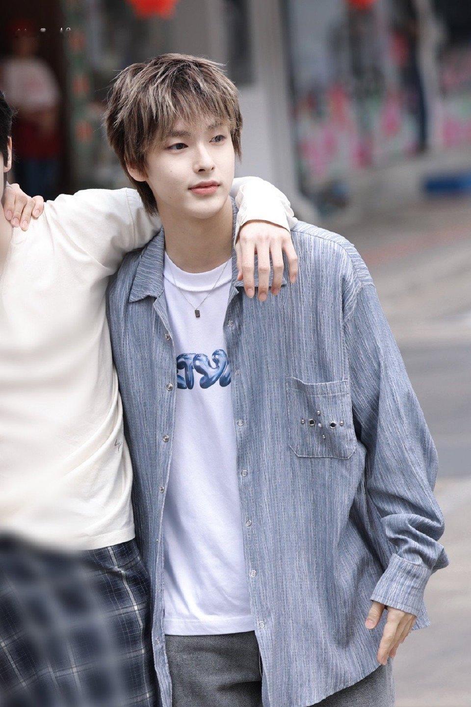 我真的好想咬他的脸颊肉 