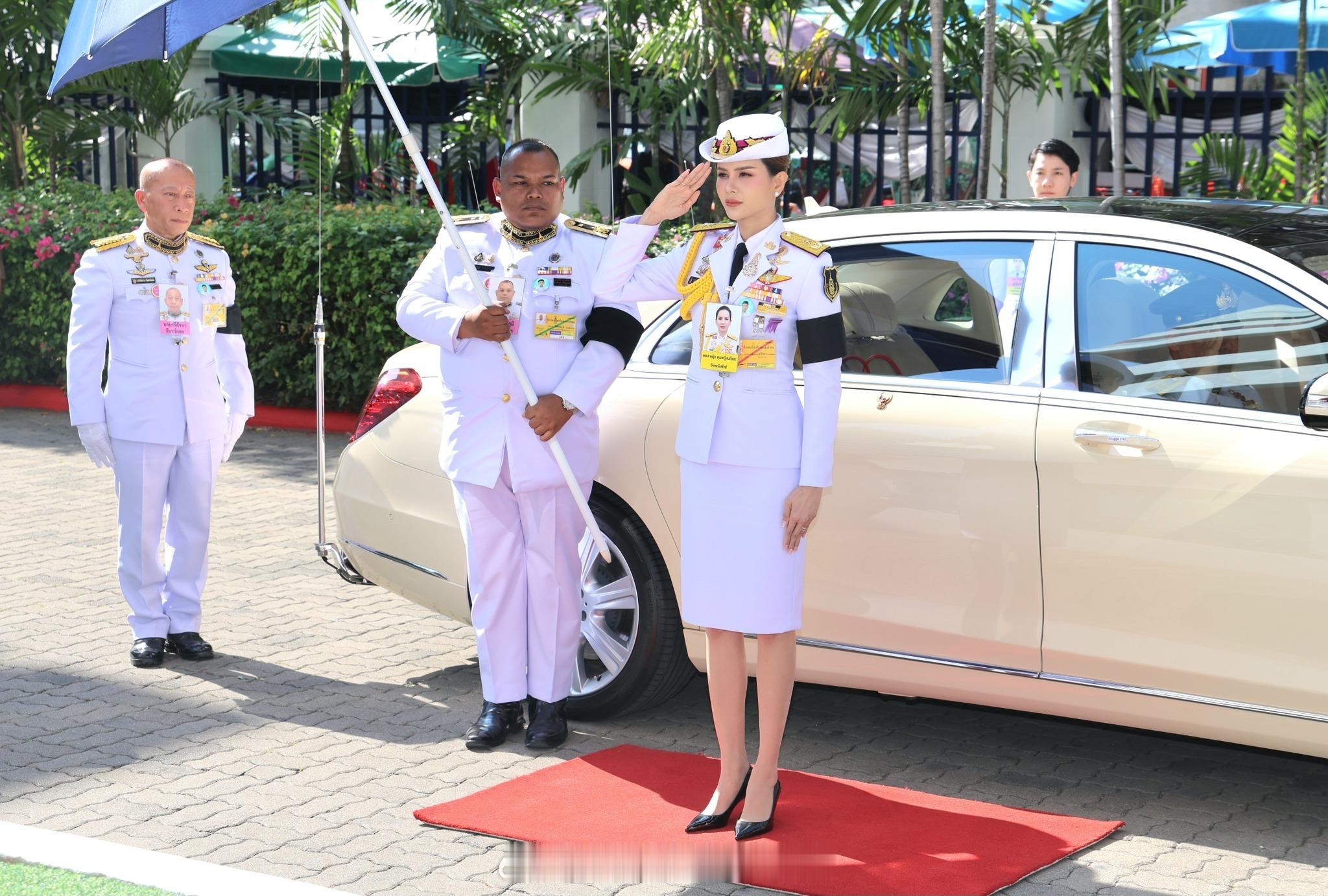 王室王室泰国王室小主 2025年12月20日，千呼万唤的巴帕颂小主出来发证。哎别