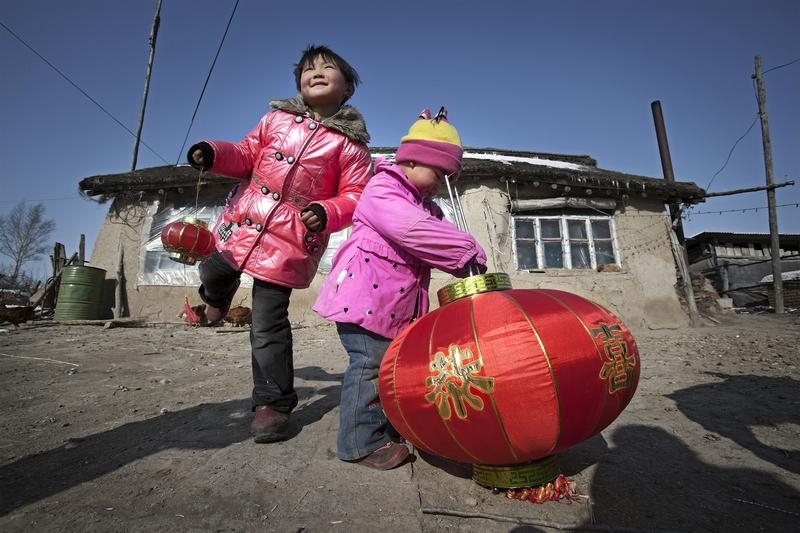 各地拜年方式差异还挺大的。在东北，大年初一，天没亮孩子们就跟着长辈挨家挨户拜年，
