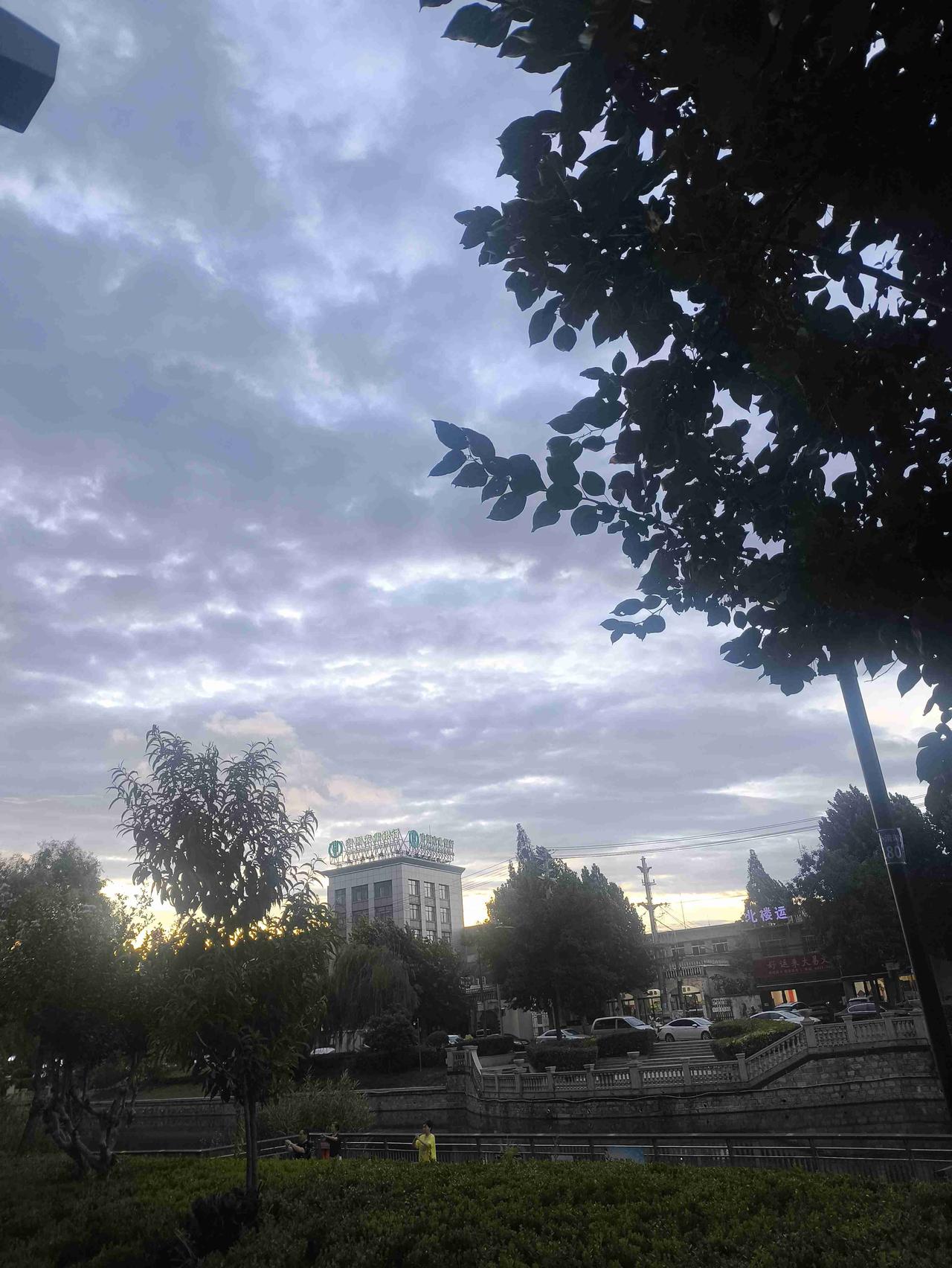 我的今日状态：💰期待暴富
我这里的天气：🌤️多云
台风即将来临前的天空 
台