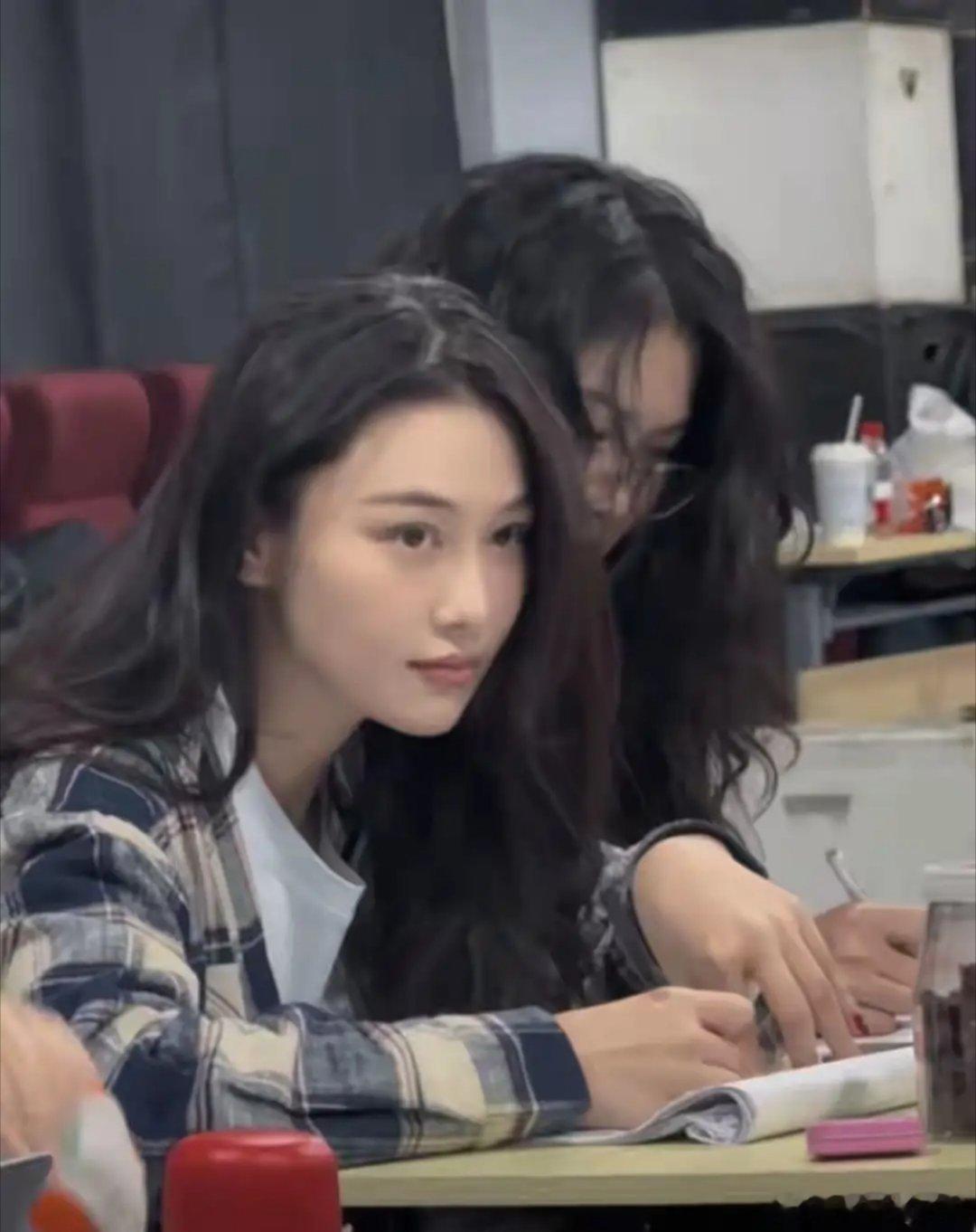 张馨予素颜上课被抓拍，偷偷画老师的样子，像极了大学学妹！！！！！！！！ 