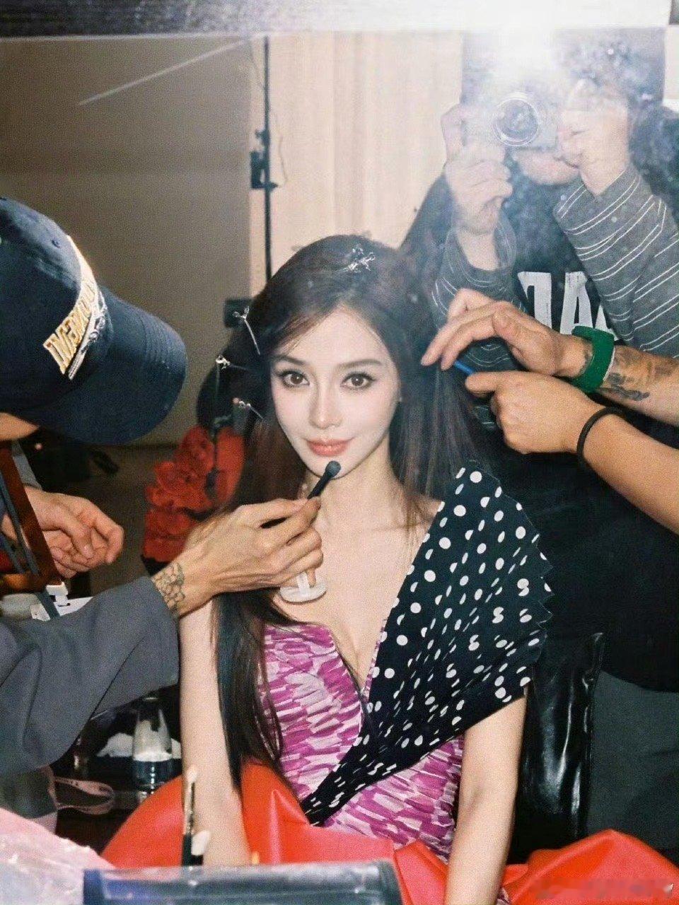 Angelababy晒高定照Angelababy晒出高定美照，配文称“过了腊八就