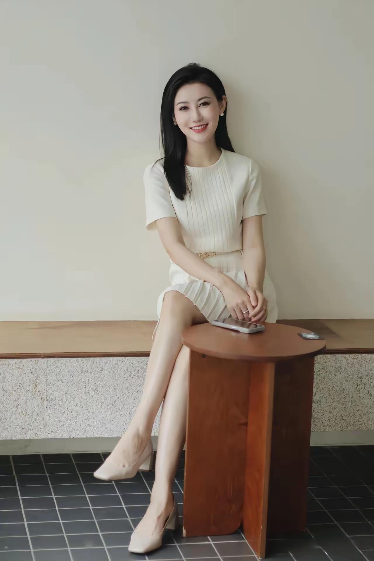 优雅气质，浅笑迷人，时尚穿搭，简约风范。