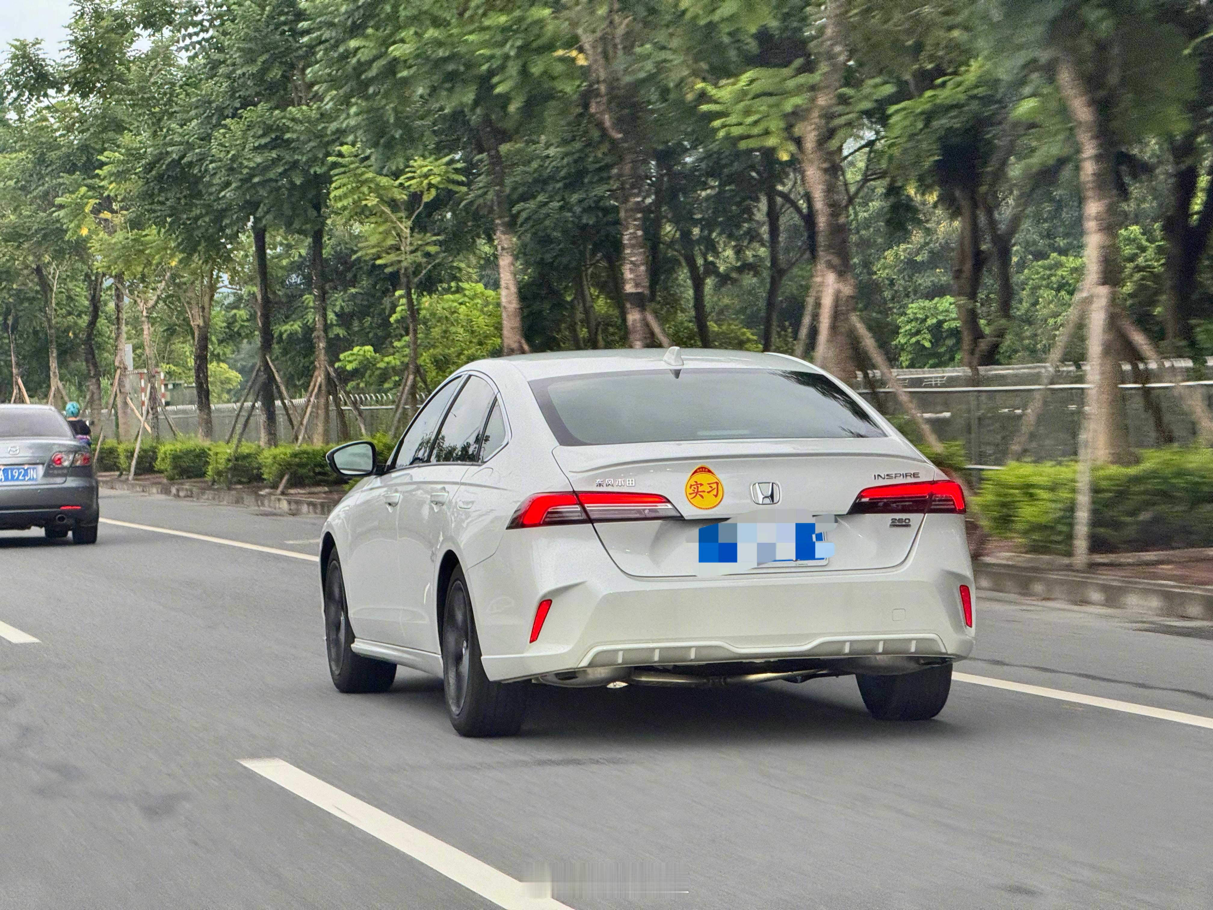 第一眼真把它当成了5系……..毕竟后面跟着一台宝马3[允悲][允悲]#汽场全开#