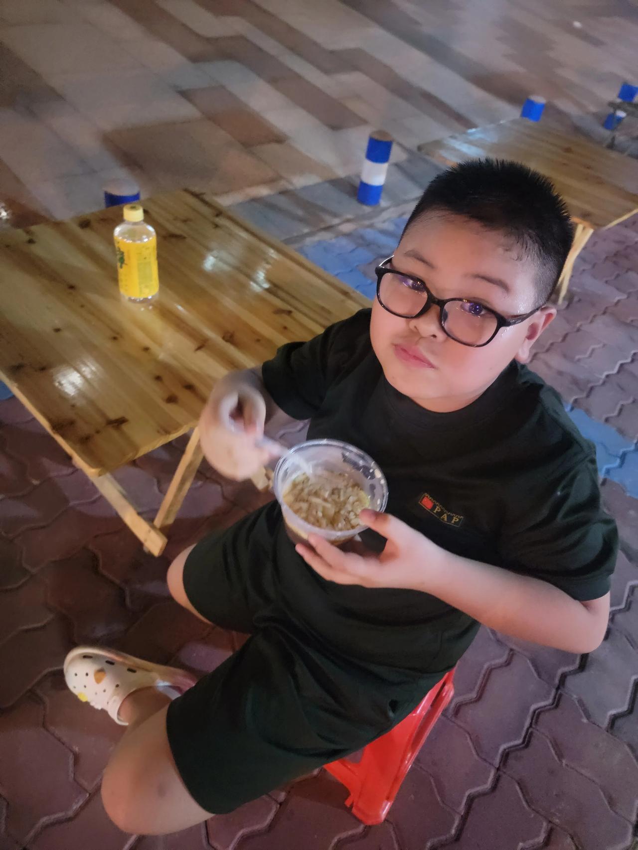 母子俩散步走了一大圈，累了，吃点冷饮，这摆摊挺好的，空地又凉快，又不收费，我也想