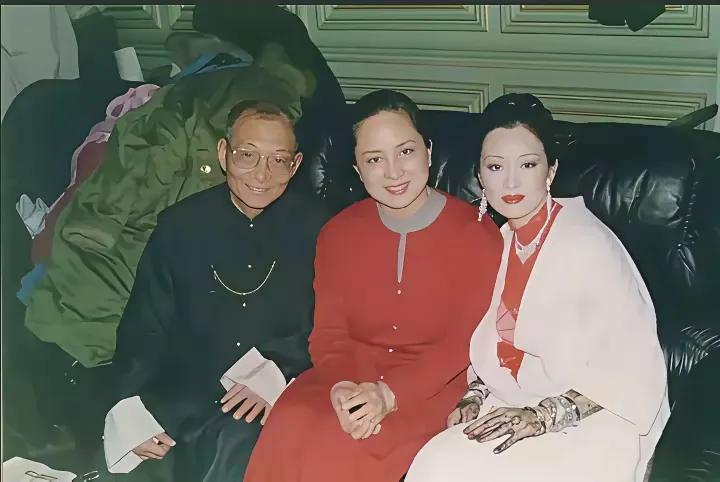 老照片欣赏系列：能说出这三位明星的名字的人都在60岁以上了。