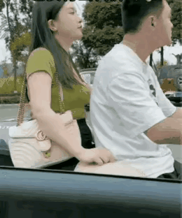 男司机想偷偷加上坐在摩托车后面，这个漂亮女人的微信，这女人可能是误会了这个男的意