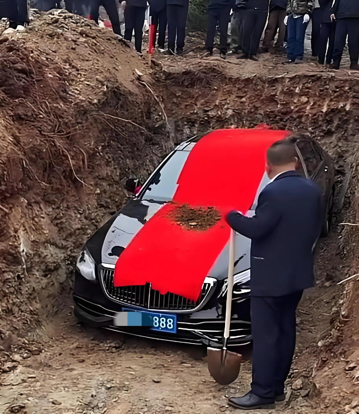 辽宁“奔驰陪葬”闹剧：
迷信炫富，实为愚昧！

权威媒体报道：
辽宁辽阳一辆悬挂