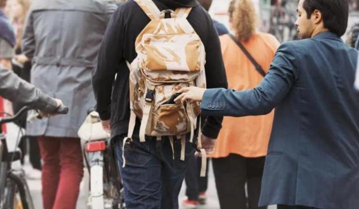 欧洲小偷真实行规：敢碰中国游客钱包，为何尽量避开手机？真相很现实

在欧洲多国常