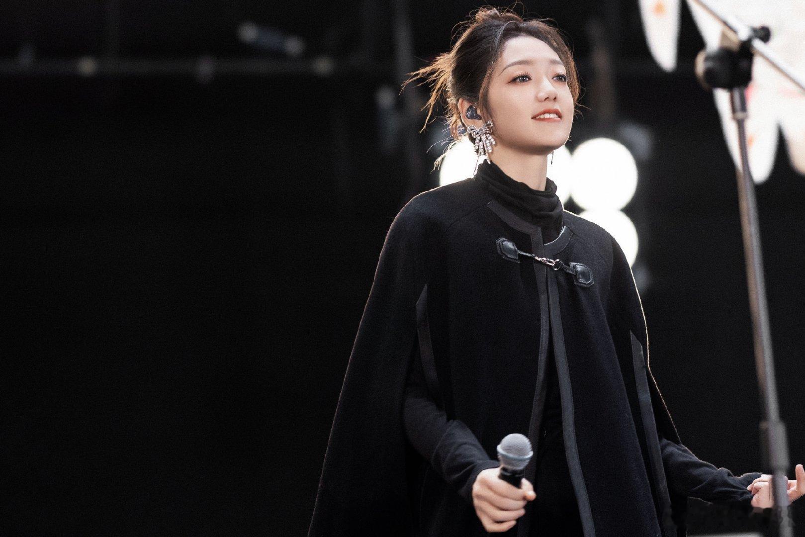 #硬糖少女303##希林娜依高# 今日份糖妹新鲜物料希林娜依高乐在旅途工作室更新