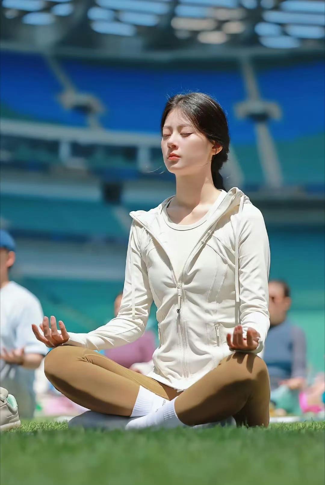 赵昭仪瑜伽大片氛围感拉满！仪态神韵美到骨子里
 
赵昭仪这组瑜伽练习照也太绝了！