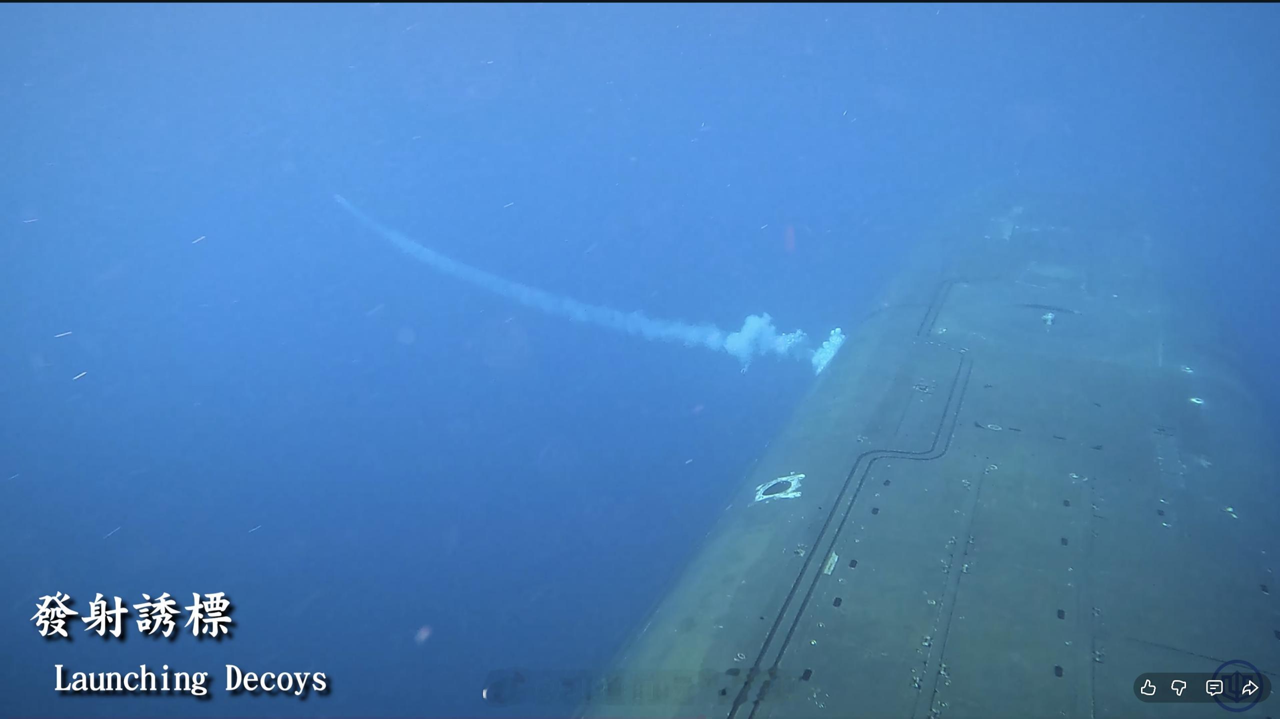 台海局势 「海鯤潛艦」在浅水试航中向右舷发射声诱饵的画面，这个场面比较罕见。烽火