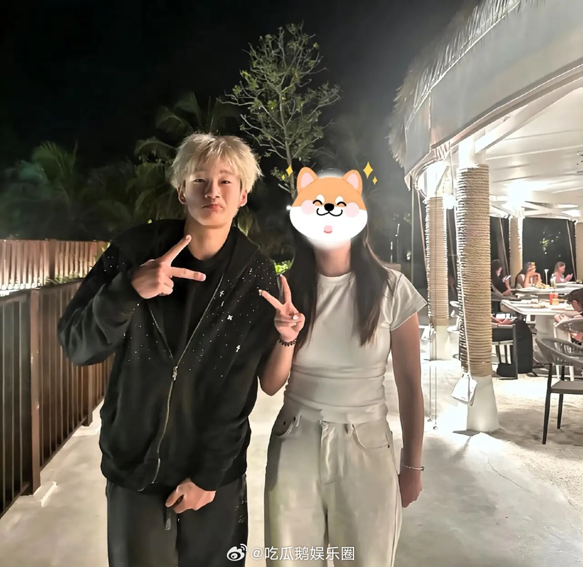 有网友在马尔代夫偶遇邹市明一家，轩轩现在好帅哦，完全变潮男！个子好高，以前的小卷