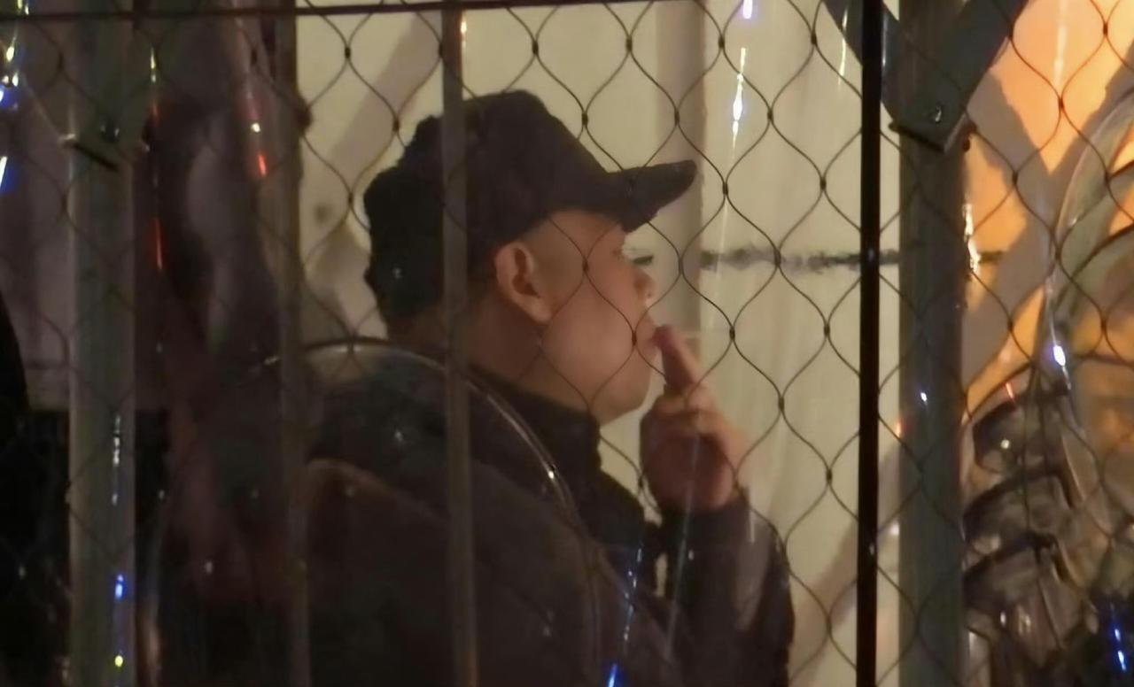 岳云鹏室内抽烟一事，确实需要跳出“抽烟不犯法”的误区来看待。

根据《上海市公共