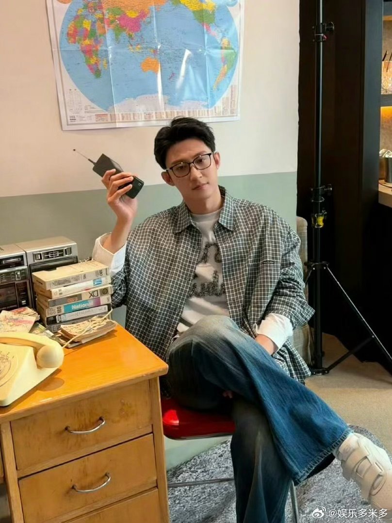 黄景瑜林臻东在现实相遇 黄景瑜饰演的林臻东与现实原型碰面，对赛车的热爱串联起彼此