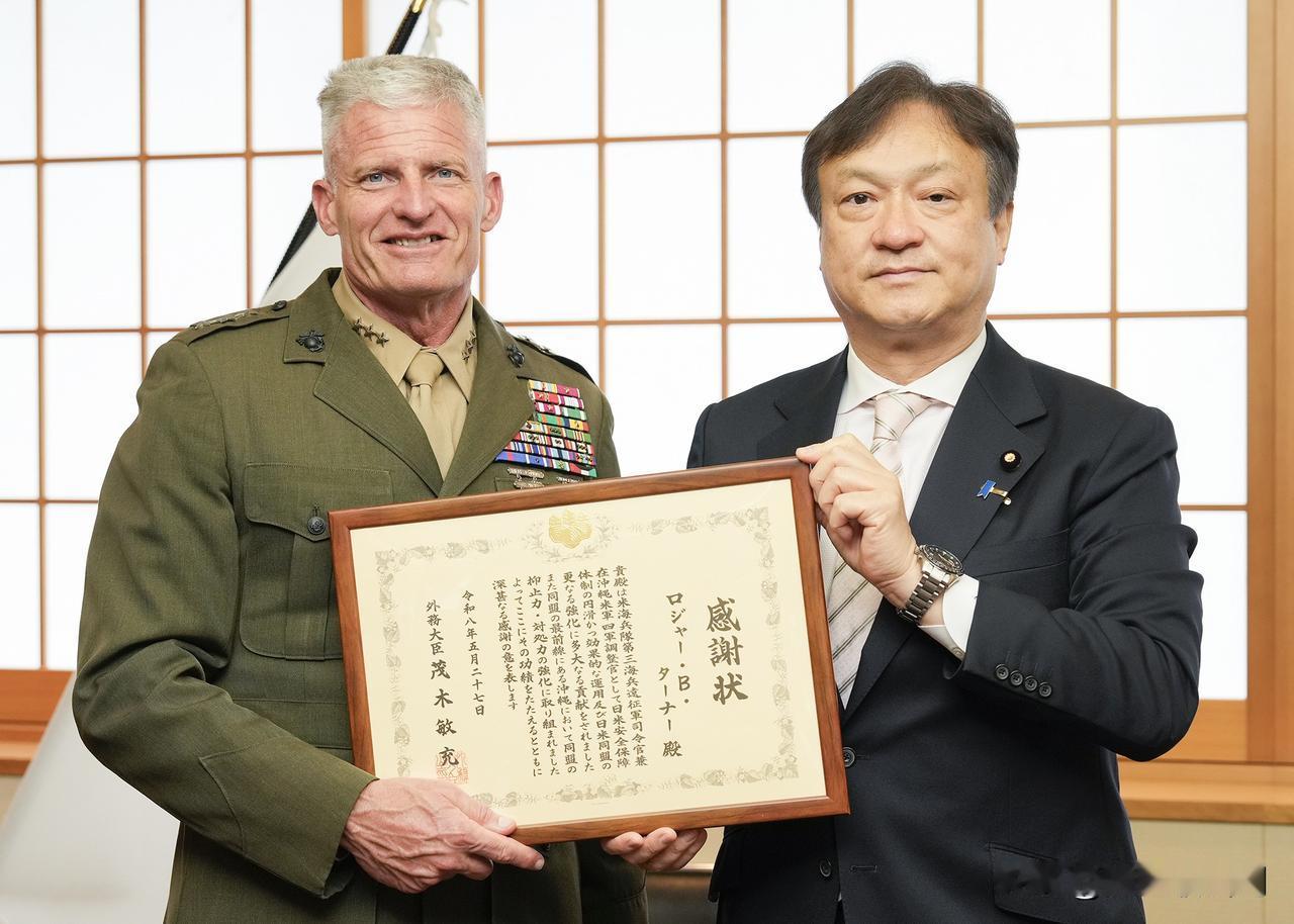 日本的自卑，崇美深入骨髓。驻守日本的美国海军陆战队第3远征军司令罗杰·特纳即将离