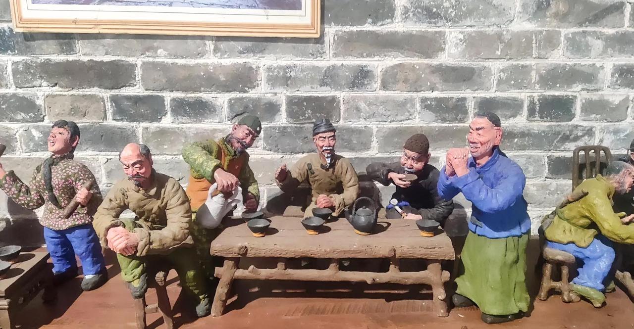 今年冬天的不同一方老茶馆，半盏热茶温。泥塑里的旧时光，是藏在皱纹里的烟火，是刻在