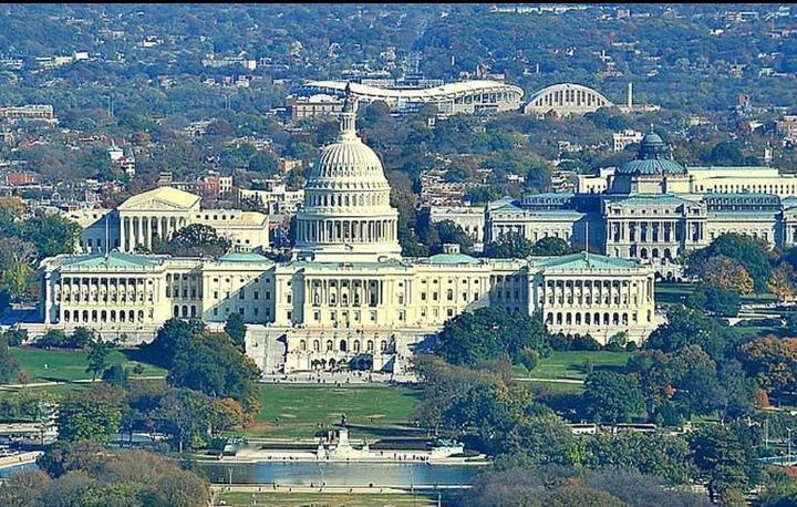 这栋白房子，管着美国的钱袋子和法条本——
看这戳进天际的纯白穹顶，裹着百年权力场