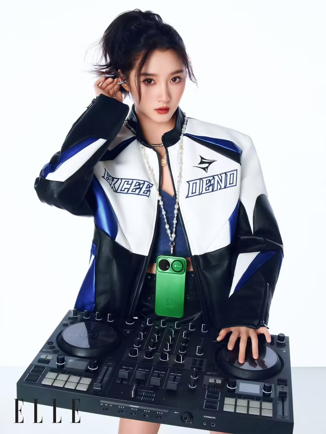 关晓彤完全是甜酷学姐关晓彤这次的甜酷穿搭太绝了，表现力十足，妥妥的甜酷机车少女，