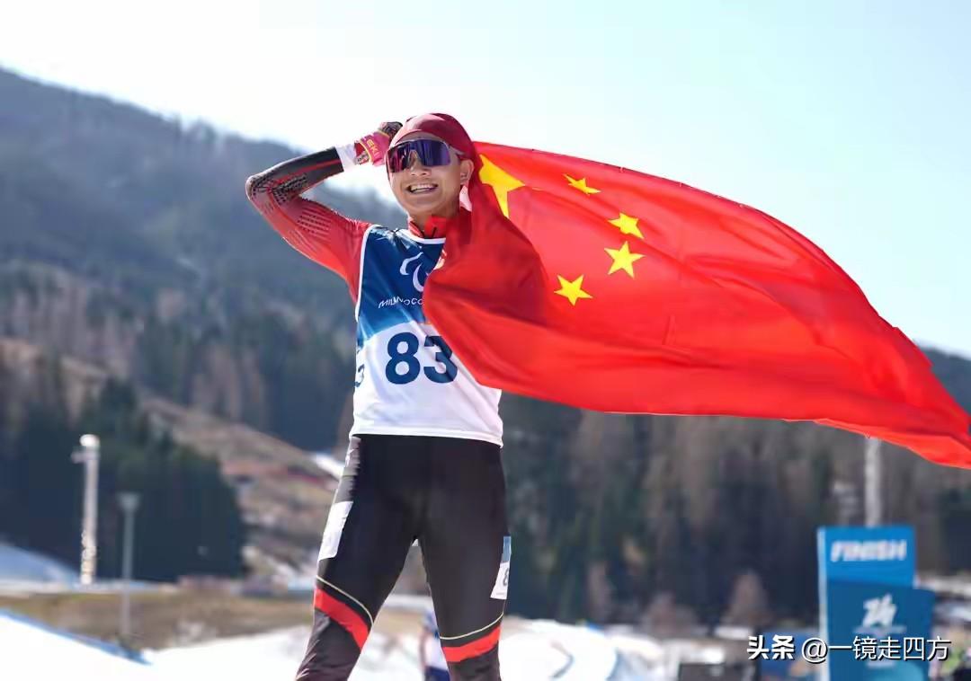 首金来了！在米兰-科尔蒂纳冬残奥会冬季两项男子短距离（站姿）比赛中，中国选手蔡佳