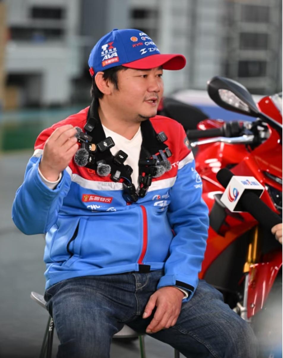 张雪给年轻人的忠告：
“做自己想做的事
只要能承担得起失败的代价，那就
玩命去干