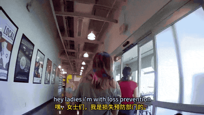 美国女孩的塑料花感情：俩人被抓在超市偷吃，一个马上就把伙伴给卖了顶缸！两名年轻白