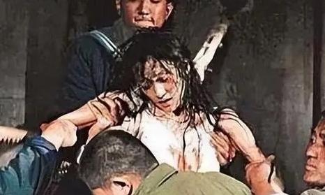 1928年9月19日，她被敌人带到刑场。他们将她衣服扒光，分开四肢绑在木桩上，开
