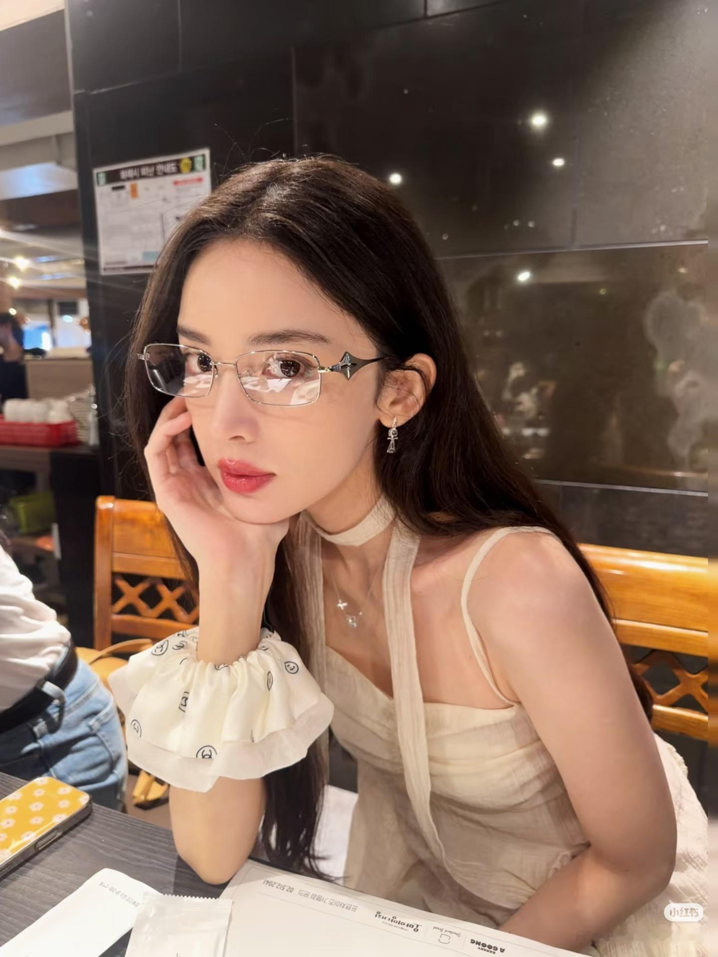 娜扎最新生活照🤳今天是戴眼镜的美娜 