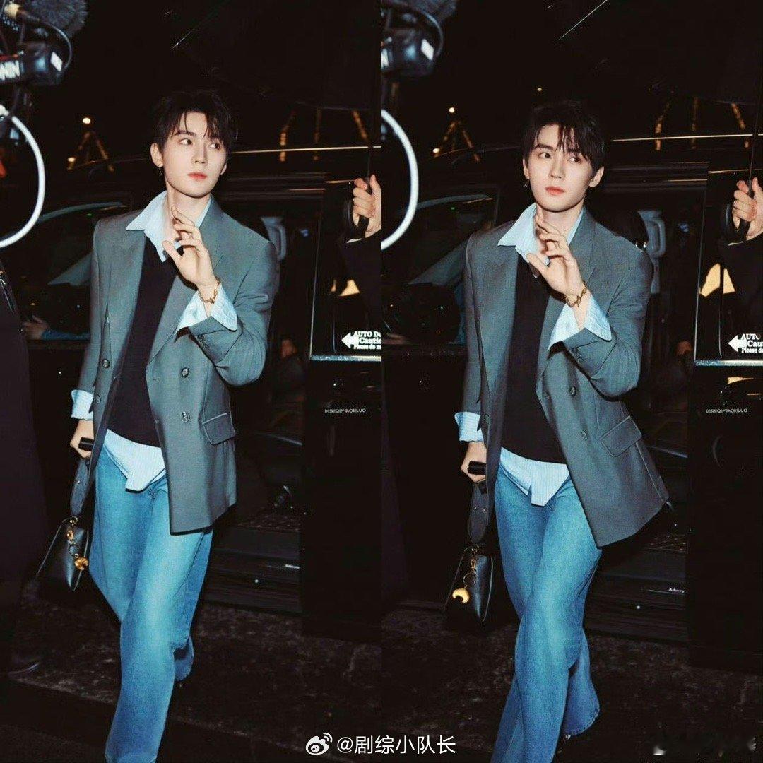 周翊然扛住了外媒闪光灯 闪光灯越亮，他越闪耀！周翊然在巴黎男装周上用实力诠释了什