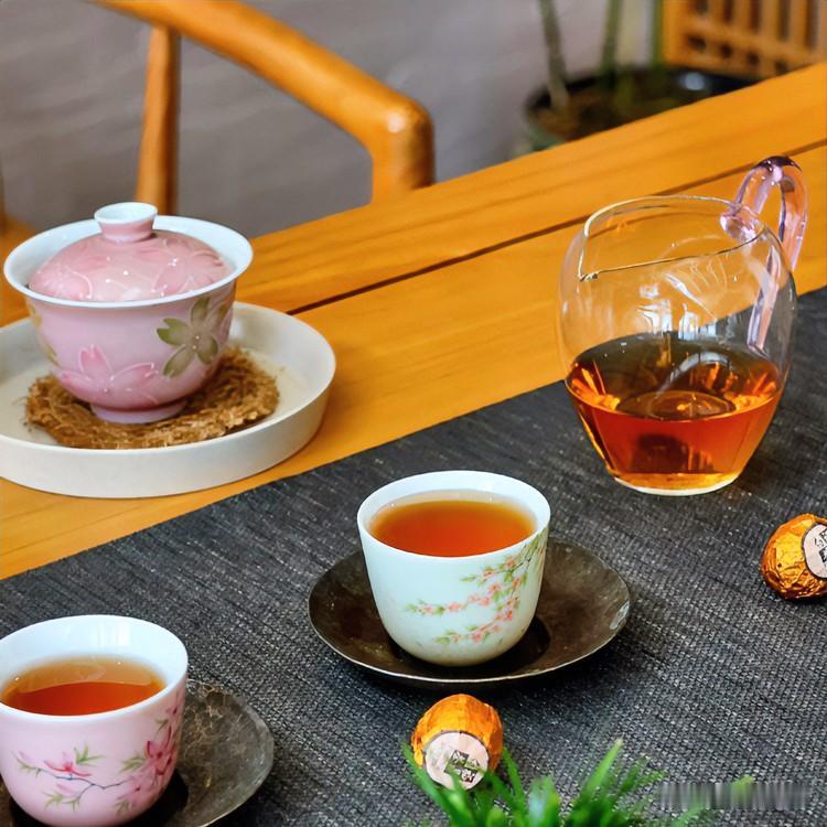 《知足乐府叙事体》
青瓷盏中沸水旋，浮沉叶似世途艰。
半痕清味即知足，不求满握惹