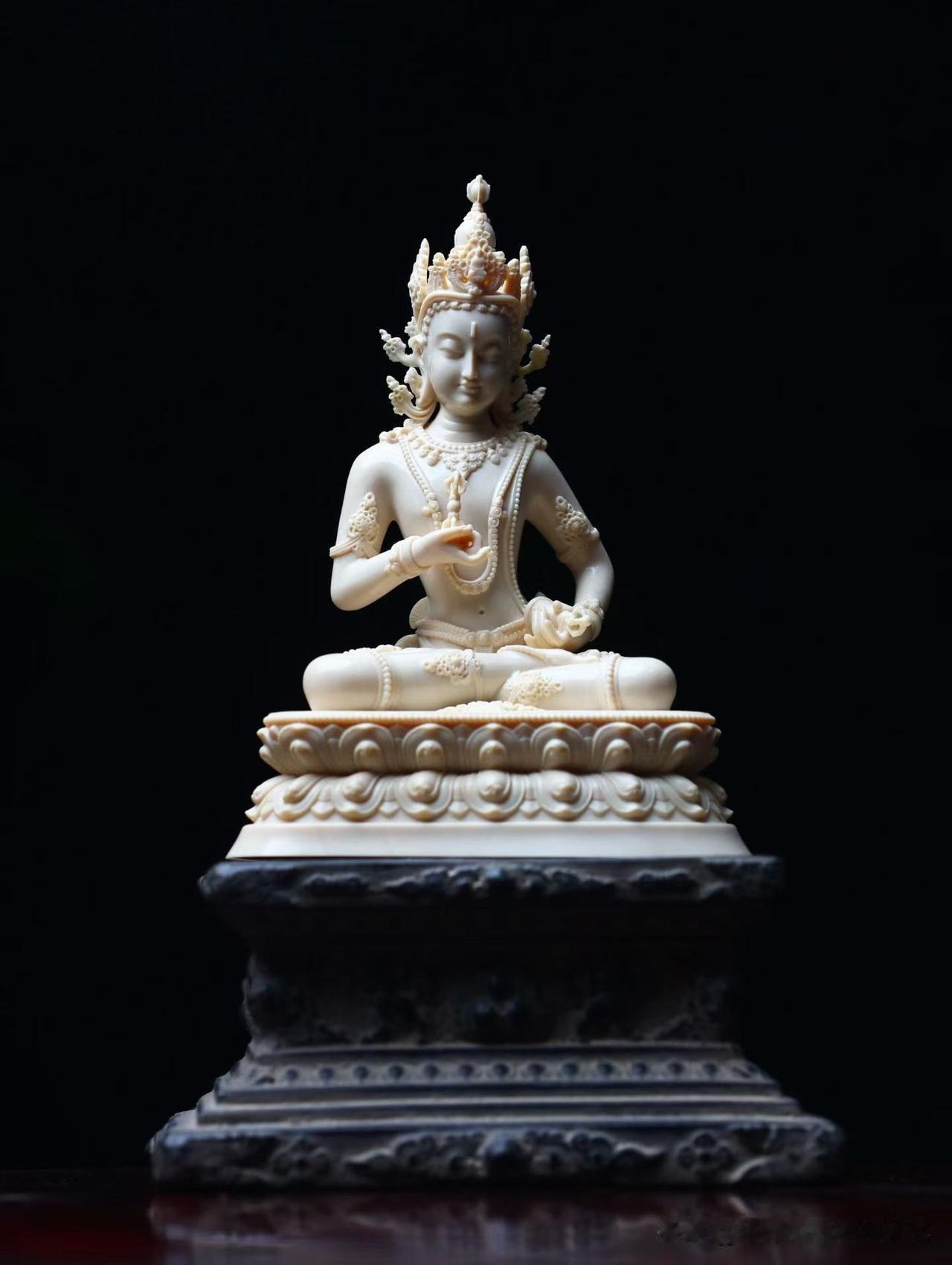 有些作品，不靠张扬取胜。

静静端坐，低眉含光，便自有一种让人慢下来的力量。
