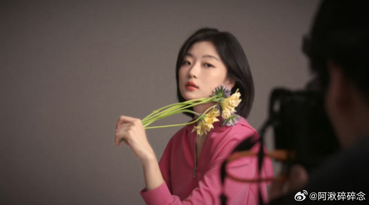 孙千不被定义的女性很漂亮孙千清醒又通透，拒绝被单一审美绑架，坚信女性本就千姿百态