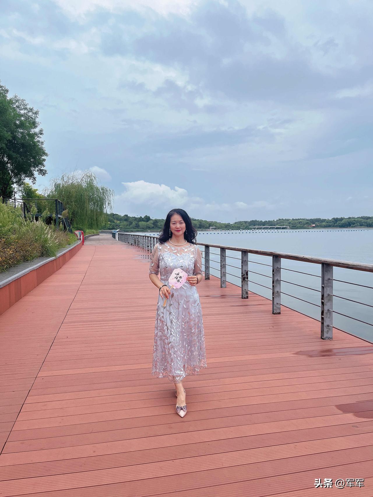 我54岁了，依然爱买衣服。

反正看见喜欢的就买。其实这个岁数的衣服根本就穿不过