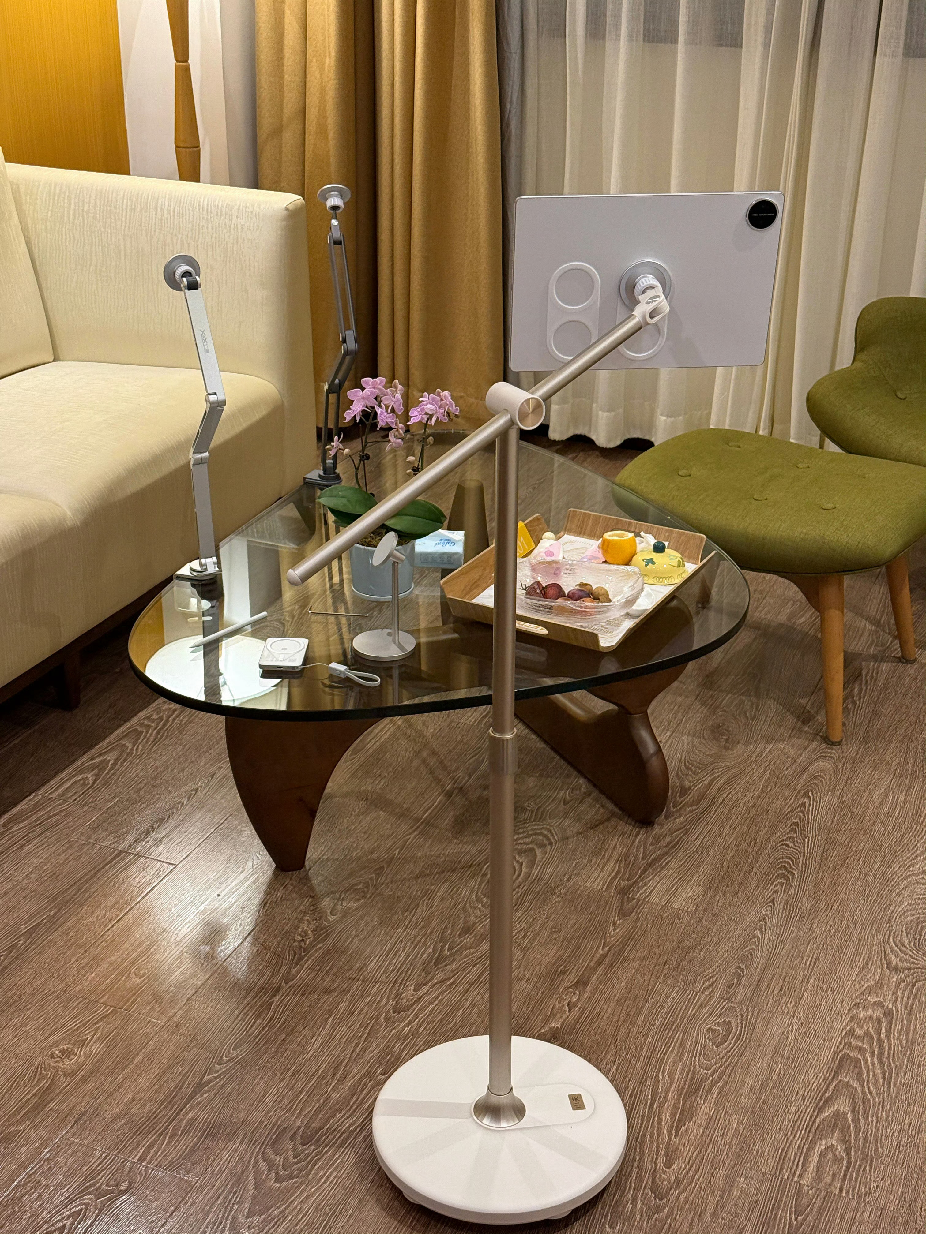 只要磁力够强，大平板也不用夹子了 MagSafe 也可以稳稳吸附 